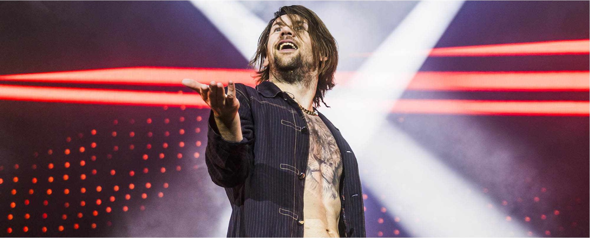 Caleb Shomo, vocalista de la banda de rock estadounidense Beartooth, se declara “orgullosamente gay”