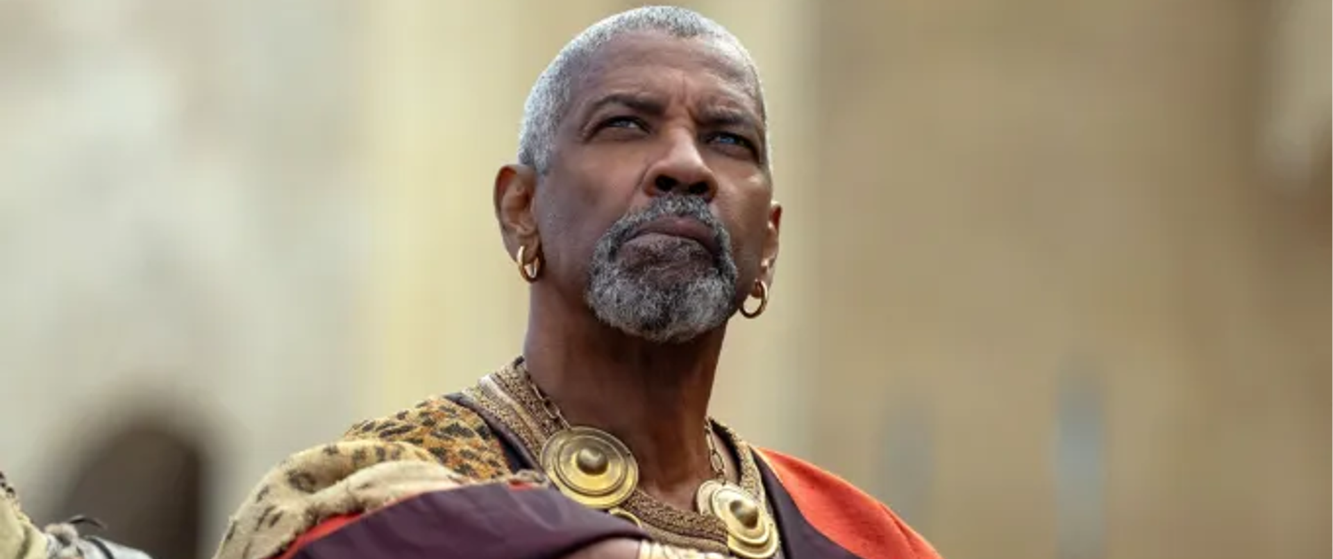 Denzel Washington revela que filmó una escena de un beso con otro hombre para Gladiador II que fue eliminada de la película