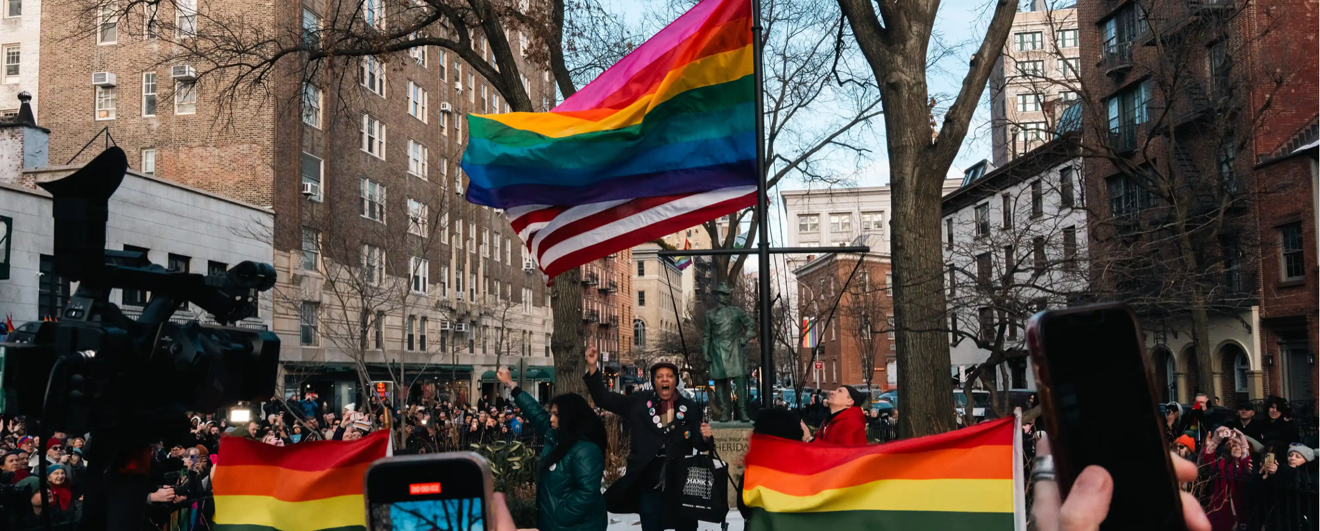 Gracias a una victoria legal, la bandera del orgullo LGBTQ+ podrá permanecer en el monumento de Stonewall 